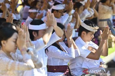 Sembahyang Hari Raya Galungan sebagai simbol kemenangan kebenaran atas kejahatan
