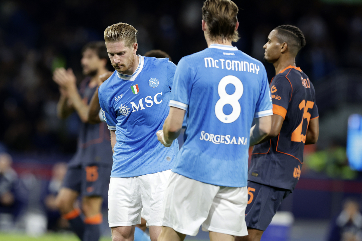NAPLES, ITALY - OCTOBER 25: Kevin De Bruyne of SSC Napoli, instead of celebrating the goal, stops everyone due to an injury during the Serie A match between SSC Napoli and FC Internazionale at Stadio Diego Armando Maradona on October 25, 2025 in Naples, Italy. (Photo by Francesco Pecoraro/Getty Images)