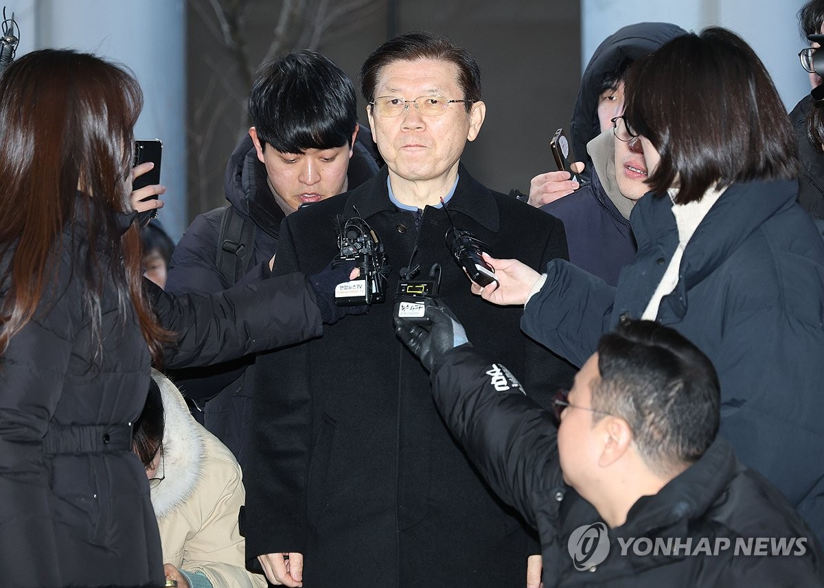 Park Chong-jun (C), chief of the Presidential Security Service, appears at the Joint Investigation Headquarters in western Seoul on Jan. 10, 2024, for questioning regarding allegations that he blocked investigators' attempt to detain impeached President Yoon Suk Yeol. (Pool photo) (Yonhap)