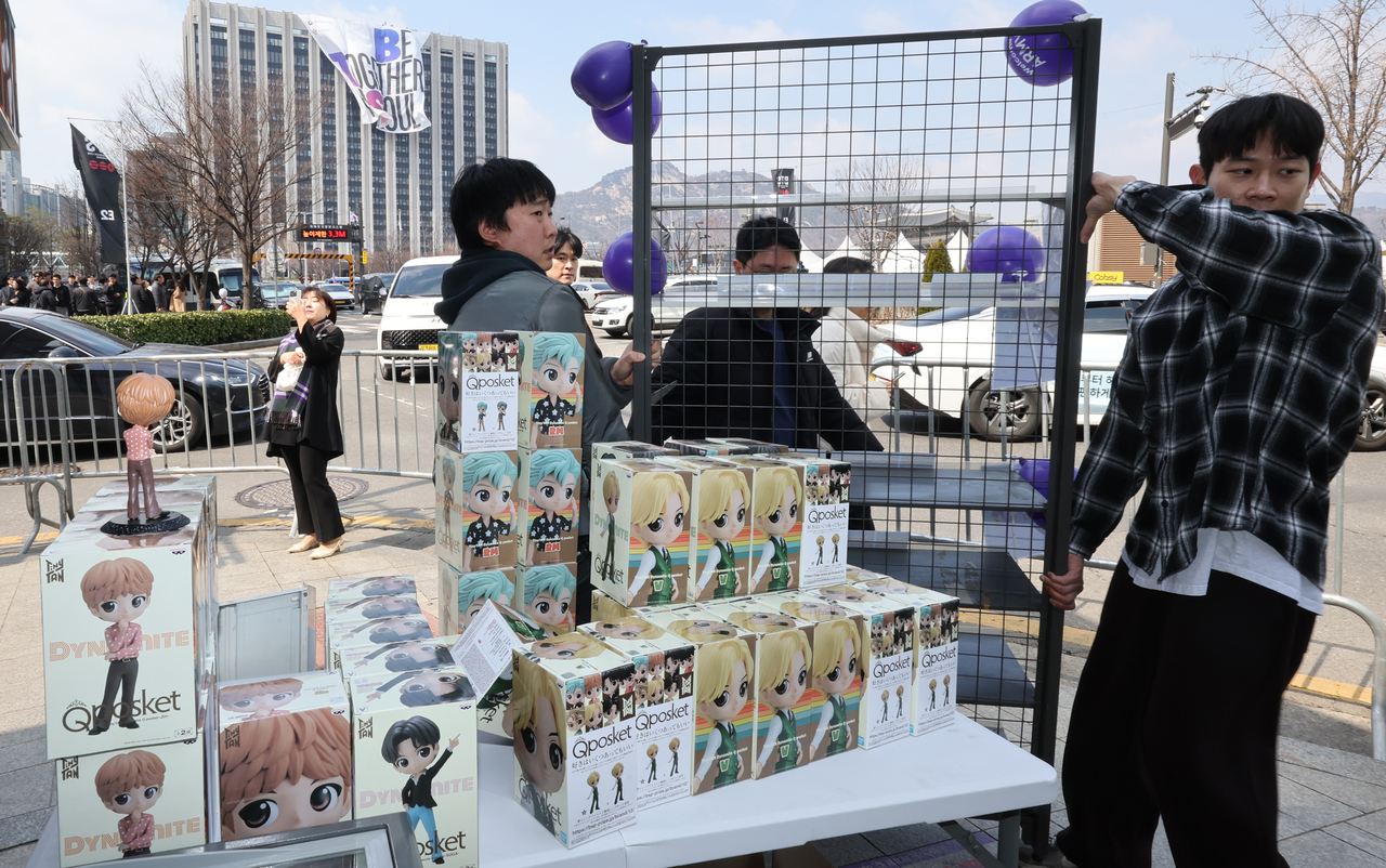 Employees of a convenience store near the Gwanghwamun Square prepare items for sale on Friday, ahead of the BTS' comeback performance. (Yonhap)