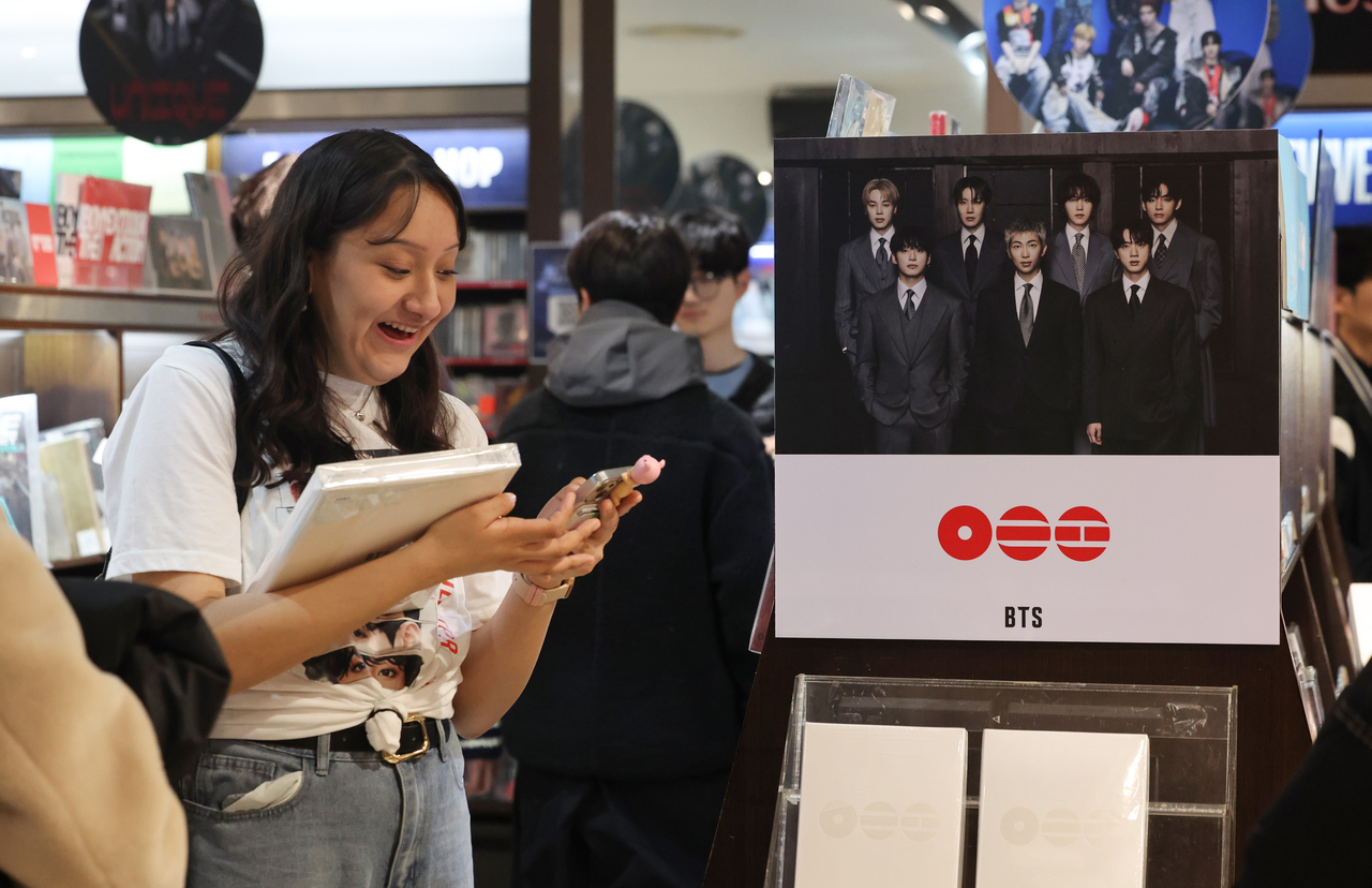 At Kyobo Bookstore’s Gwanghwamun branch in Jongno, Seoul, a foreign customer beams after buying BTS’s fifth album, "Arirang," on Friday. (Yonhap)