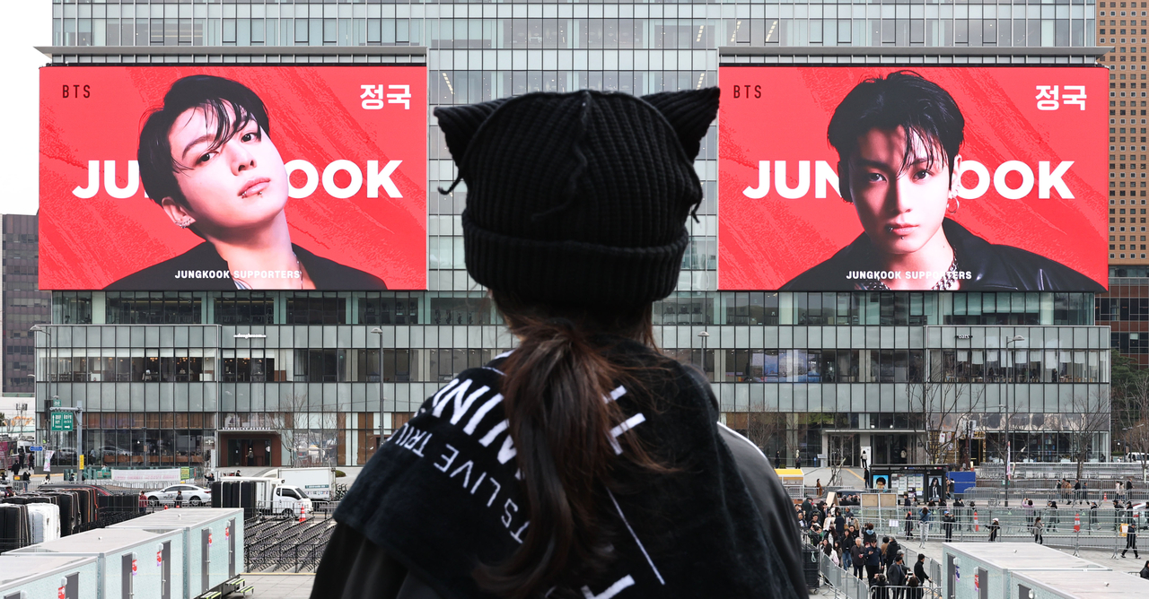 A day before BTS’s comeback performance, a video featuring member Jungkook plays on an electronic billboard at Gwanghwamun Square in Jongno District, Seoul. (Yonhap)
